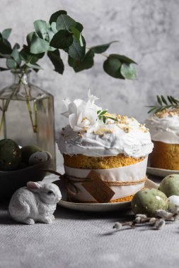 Geleneksel Paskalya pastaları ve beyaz renklerde boyanmış yumurtalar. Paskalya Kulich