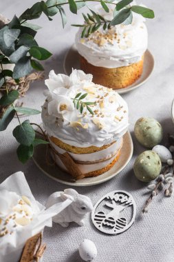 Geleneksel Paskalya pastaları ve beyaz renklerde boyanmış yumurtalar. Paskalya Kulich