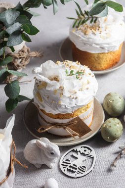 Geleneksel Paskalya pastaları ve beyaz renklerde boyanmış yumurtalar. Paskalya Kulich