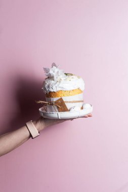 Geleneksel Paskalya pastaları ve beyaz renklerde boyanmış yumurtalar. Paskalya Kulich