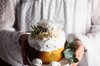 Geleneksel Paskalya pastaları ve beyaz renklerde boyanmış yumurtalar. Paskalya Kulich