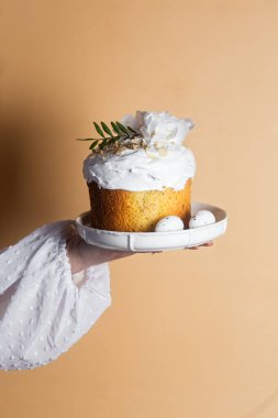 Geleneksel Paskalya pastaları ve beyaz renklerde boyanmış yumurtalar. Paskalya Kulich