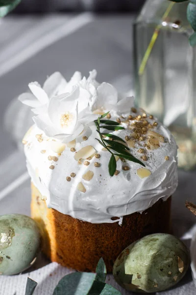 Geleneksel Paskalya pastaları ve beyaz renklerde boyanmış yumurtalar. Paskalya Kulich