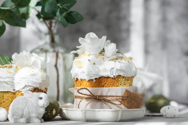 Geleneksel Paskalya pastaları ve beyaz renklerde boyanmış yumurtalar. Paskalya Kulich