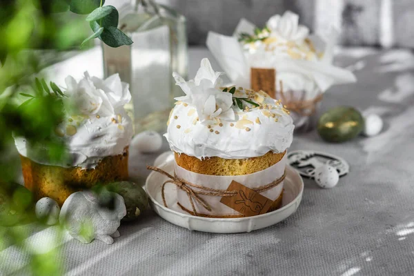 Geleneksel Paskalya pastaları ve beyaz renklerde boyanmış yumurtalar. Paskalya Kulich
