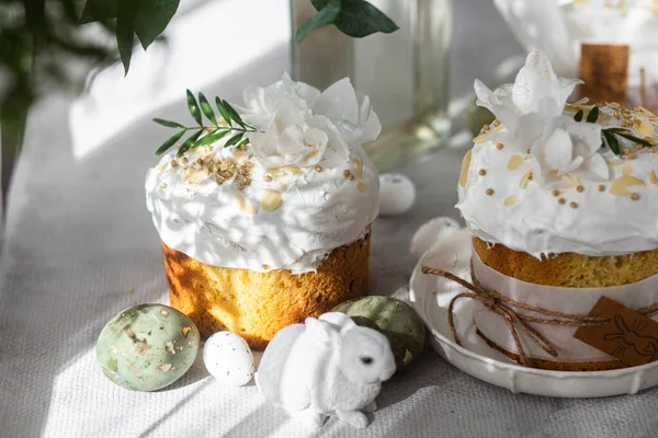 Geleneksel Paskalya pastaları ve beyaz renklerde boyanmış yumurtalar. Paskalya Kulich