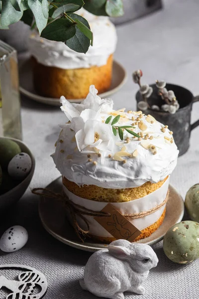 Geleneksel Paskalya pastaları ve beyaz renklerde boyanmış yumurtalar. Paskalya Kulich