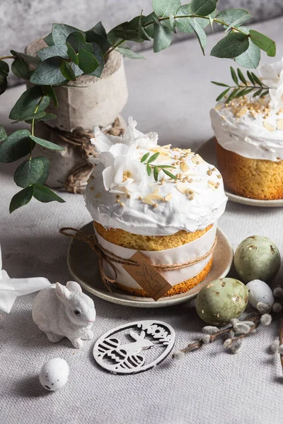 Geleneksel Paskalya pastaları ve beyaz renklerde boyanmış yumurtalar. Paskalya Kulich