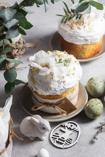 Geleneksel Paskalya pastaları ve beyaz renklerde boyanmış yumurtalar. Paskalya Kulich