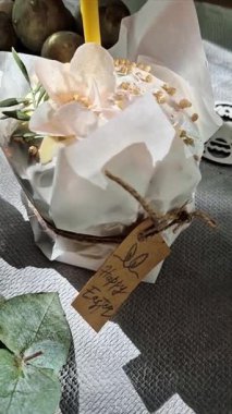 Geleneksel Paskalya pastaları ve beyaz renklerde boyanmış yumurtalar. Paskalya Kulich