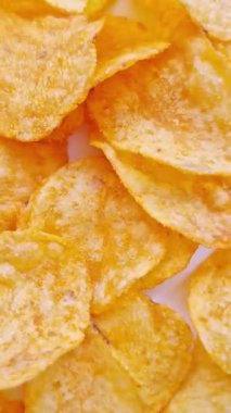 Peynir aromalı ve baharatlı altın çıtır patates cipsi, dikey video..