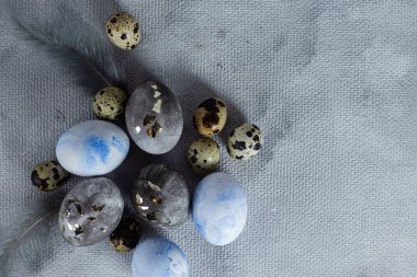 Altın Yaprak ve Pastel Renkli Bir Kasede Zarif Paskalya Yumurtaları