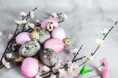 Altın Yaprak ve Pastel Renkli Bir Kasede Zarif Paskalya Yumurtaları