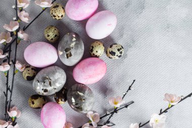 Altın Yaprak ve Pastel Renkli Bir Kasede Zarif Paskalya Yumurtaları