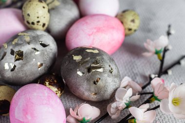 Altın Yaprak ve Pastel Renkli Bir Kasede Zarif Paskalya Yumurtaları