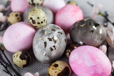 Altın Yaprak ve Pastel Renkli Bir Kasede Zarif Paskalya Yumurtaları