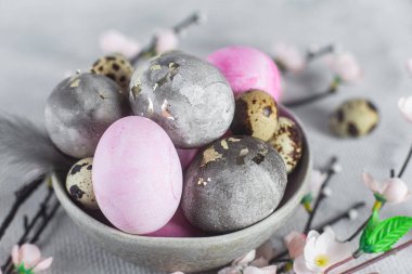 Altın Yaprak ve Pastel Renkli Bir Kasede Zarif Paskalya Yumurtaları