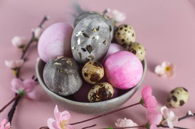 Altın Yaprak ve Pastel Renkli Bir Kasede Zarif Paskalya Yumurtaları