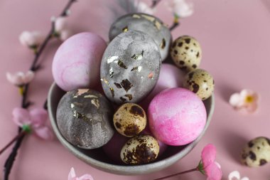 Altın Yaprak ve Pastel Renkli Bir Kasede Zarif Paskalya Yumurtaları