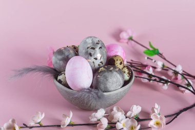 Altın Yaprak ve Pastel Renkli Bir Kasede Zarif Paskalya Yumurtaları