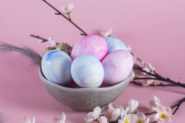 Altın Yaprak ve Pastel Renkli Bir Kasede Zarif Paskalya Yumurtaları