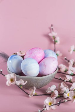 Altın Yaprak ve Pastel Renkli Bir Kasede Zarif Paskalya Yumurtaları