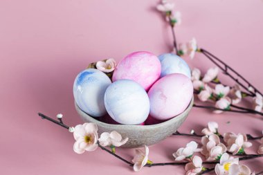 Altın Yaprak ve Pastel Renkli Bir Kasede Zarif Paskalya Yumurtaları