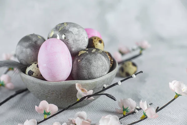 Altın Yaprak ve Pastel Renkli Bir Kasede Zarif Paskalya Yumurtaları