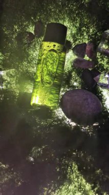 Yeşil yosun zemininde, dumanlı ve buzlu organik kozmetik cam şişe..