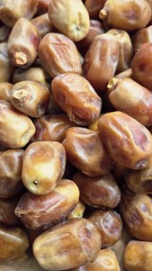 Çukurlu kurutulmuş organik tarihlerin makro görüntüsü. Sağlıklı tatlı atıştırmalıklar ve geleneksel Orta Doğu malzemeleri..