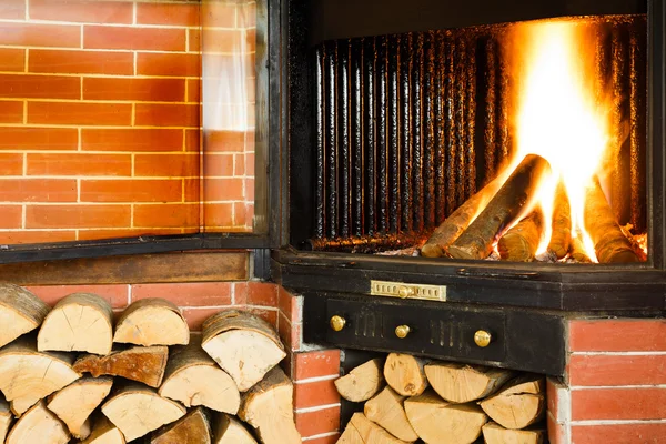 Hete houtvuur branden in een schoorsteen invoegen — Stockfoto