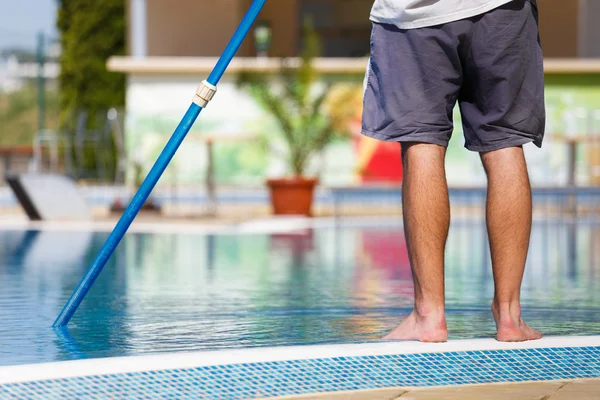 Homme nettoyant la piscine — Photo