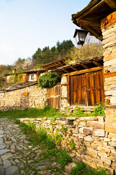 Stenen muren en terrassen in het dorp van Leshten — Stockfoto