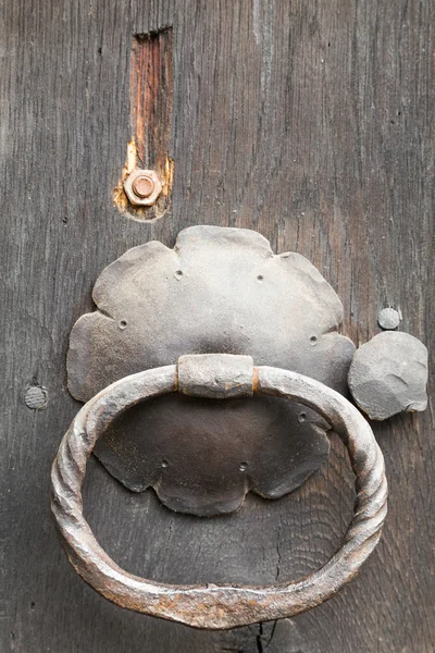 Anel de ferro fundido antigo alças e escudo — Fotografia de Stock