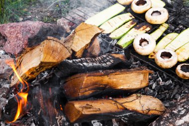 Taze mantar ve kabak üzerinde açık bir barbekü ızgara