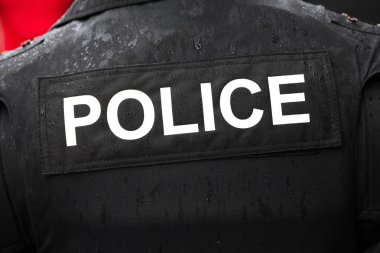 Polis ceket yağmurda arkadan görünüş