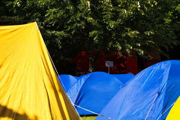 Grupo de carpas coloridas en un camping —  Fotos de Stock