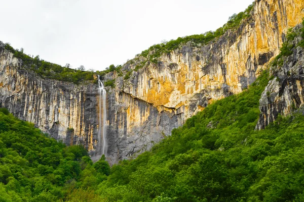 "Skaklya "vattenfall i Balkan bergen, Bulgarien — Stockfoto