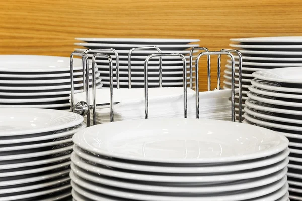 Placas de buffet empilhadas em torno da exibição de guardanapo — Fotografia de Stock