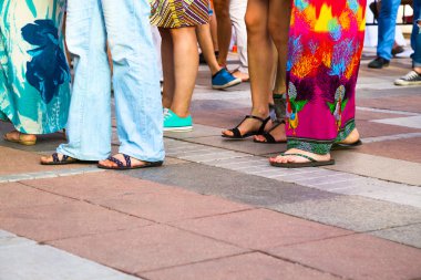 Casual adam ve kadının..... kaldırım üzerinde grup