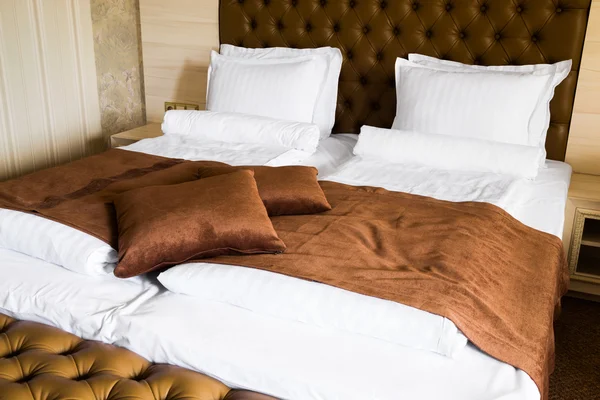 Luxe kingsize bruine en witte bed — Stockfoto