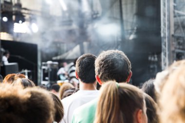 İnsanlar ayakta seyreden kalabalık bir şey