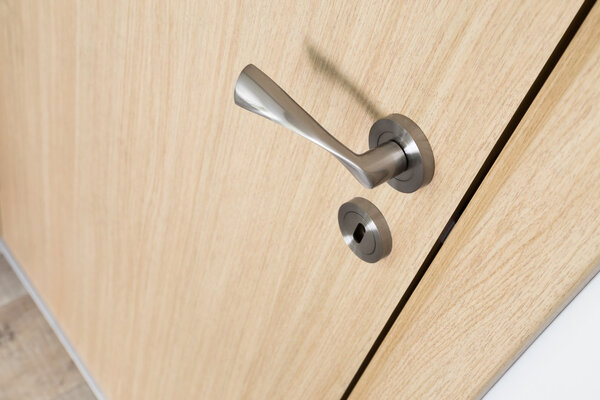 Современный светлый интерьер деревянной двери
