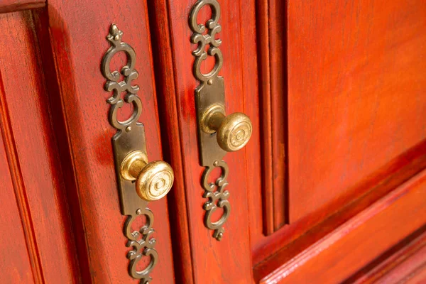 Pirinç kapı kolları ile süslü taçlar