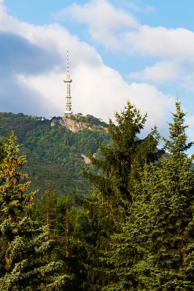 위에 산, 소피아, 불가리아 방송 타워 — 스톡 사진
