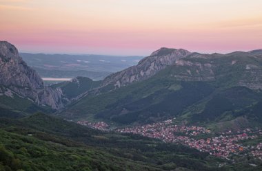 Koca Balkan Dağları boğazında