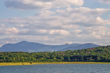 Koca Balkan Dağları, Bulgaristan arka plan üzerinde göl Rabisha