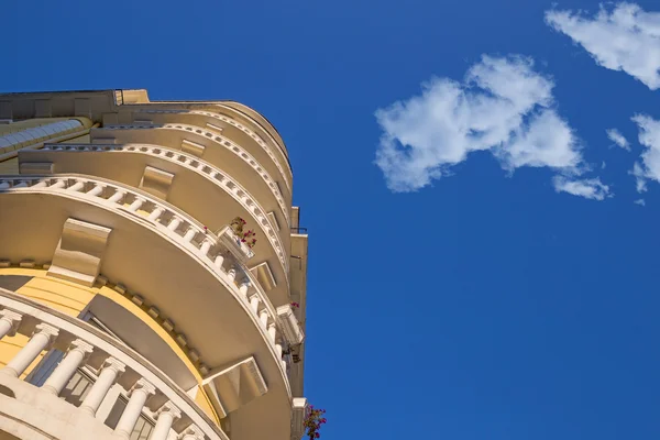 Construindo contra o céu com nuvens agradáveis — Fotografia de Stock