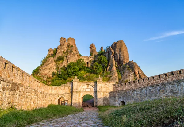 Belogradchik fästning ingång och klipporna — Stockfoto