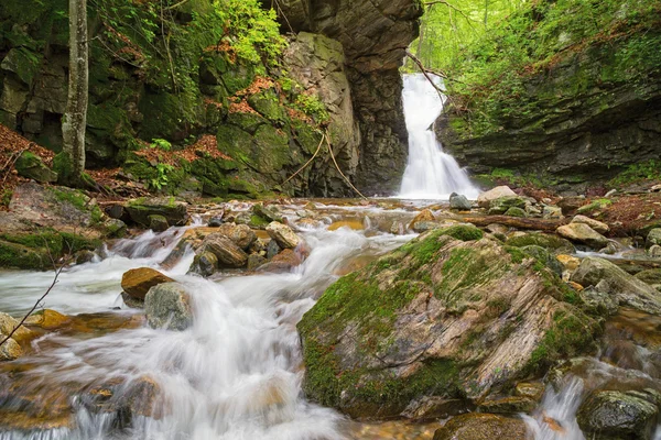 Pequeña cascada en las montañas balcánicas — Foto de Stock